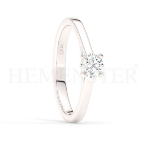 Anillo de compromiso de oro blanco con diamantes