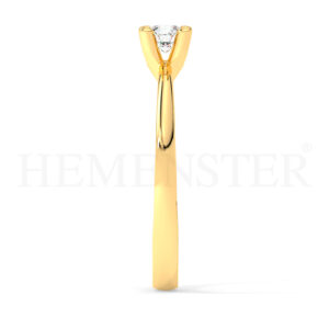 Anillo de compromiso de oro con diamantes