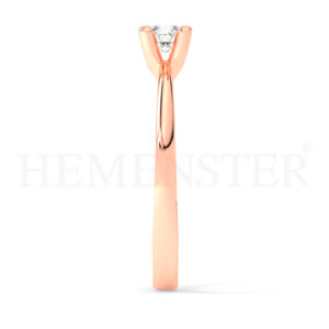 Anillo de compromiso de oro rosa con diamantes