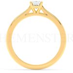 Anillo de compromiso de oro con diamantes