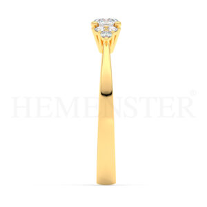 Anillo de compromiso de oro con diamantes