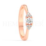 Anillo de compromiso de oro rosa con diamantes