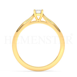 Anillo de compromiso de oro con diamantes