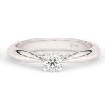 Anillo de compromiso de oro blanco con diamantes