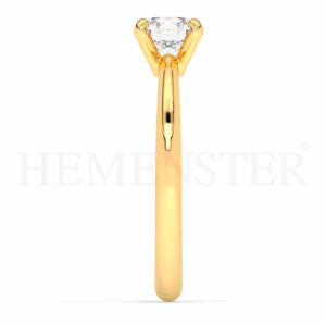 Anillo de compromiso de oro con diamantes