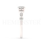 Anillo de compromiso de oro blanco con diamantes