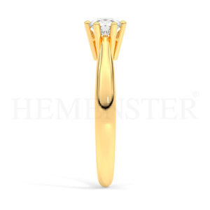 Anillo de compromiso de oro con diamantes