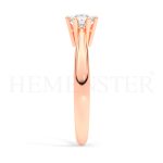 Anillo de compromiso de oro rosa con diamantes