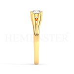 Anillo de compromiso estilo clúster, resalta un hermoso diamante forma brillante oval central y un ruedo de diamantes adicionales en forma de flor.