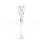 Anillo de compromiso estilo clúster, resalta un hermoso diamante forma brillante oval central y un ruedo de diamantes adicionales en forma de flor.