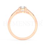 Anillo de compromiso estilo clúster, resalta un hermoso diamante forma brillante oval central y un ruedo de diamantes adicionales en forma de flor.