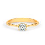 Anillo de compromiso estilo clúster, resalta un hermoso diamante forma brillante oval central y un ruedo de diamantes adicionales en forma de flor.