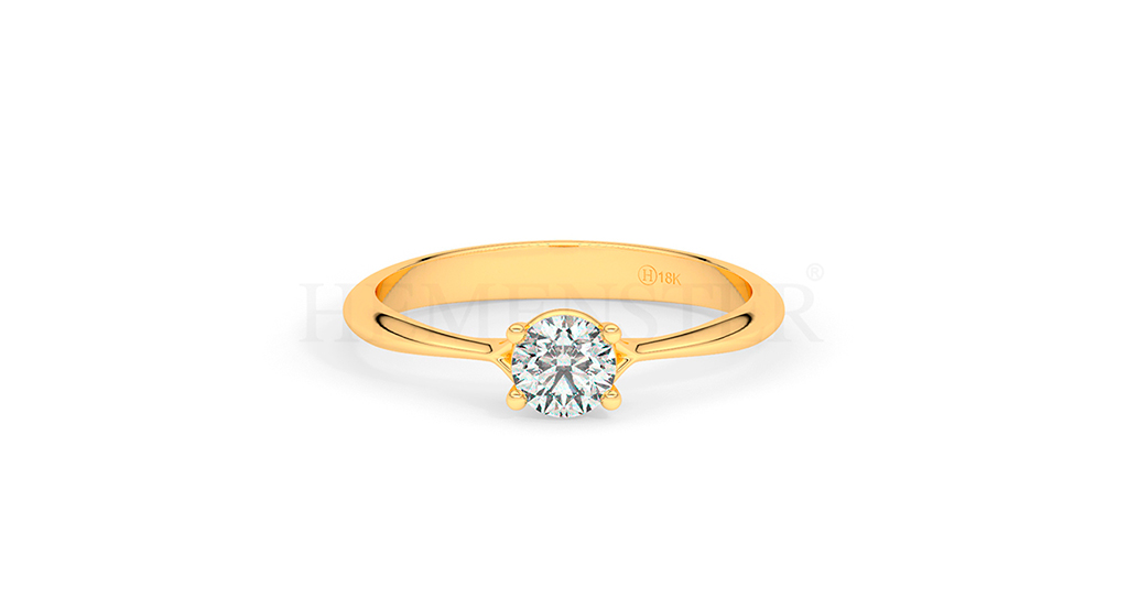 Anillo de compromiso estilo clúster, resalta un hermoso diamante forma brillante oval central y un ruedo de diamantes adicionales en forma de flor.