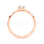 Anillo de compromiso estilo clúster, resalta un hermoso diamante forma brillante oval central y un ruedo de diamantes adicionales en forma de flor.