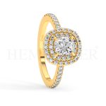Anillo de compromiso estilo clúster, resalta un hermoso diamante forma brillante oval central y un ruedo de diamantes adicionales en forma de flor.