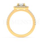 Anillo de compromiso estilo clúster, resalta un hermoso diamante forma brillante oval central y un ruedo de diamantes adicionales en forma de flor.