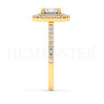 Anillo de compromiso estilo clúster, resalta un hermoso diamante forma brillante oval central y un ruedo de diamantes adicionales en forma de flor.