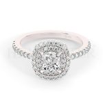 Anillo de compromiso estilo clúster, resalta un hermoso diamante forma brillante oval central y un ruedo de diamantes adicionales en forma de flor.