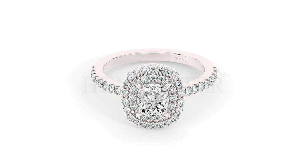 Anillo de compromiso estilo clúster, resalta un hermoso diamante forma brillante oval central y un ruedo de diamantes adicionales en forma de flor.