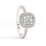 Anillo de compromiso estilo clúster, resalta un hermoso diamante forma brillante oval central y un ruedo de diamantes adicionales en forma de flor.