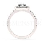 Anillo de compromiso estilo clúster, resalta un hermoso diamante forma brillante oval central y un ruedo de diamantes adicionales en forma de flor.