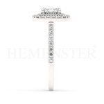 Anillo de compromiso estilo clúster, resalta un hermoso diamante forma brillante oval central y un ruedo de diamantes adicionales en forma de flor.