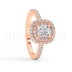 Anillo de compromiso estilo clúster, resalta un hermoso diamante forma brillante oval central y un ruedo de diamantes adicionales en forma de flor.