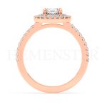 Anillo de compromiso estilo clúster, resalta un hermoso diamante forma brillante oval central y un ruedo de diamantes adicionales en forma de flor.