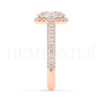 Anillo de compromiso estilo clúster, resalta un hermoso diamante forma brillante oval central y un ruedo de diamantes adicionales en forma de flor.