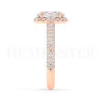 Anillo de compromiso estilo clúster, resalta un hermoso diamante forma brillante oval central y un ruedo de diamantes adicionales en forma de flor.