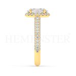 Anillo de compromiso estilo clúster, resalta un hermoso diamante forma brillante oval central y un ruedo de diamantes adicionales en forma de flor.