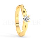 Anillo de compromiso estilo clúster, resalta un hermoso diamante forma brillante oval central y un ruedo de diamantes adicionales en forma de flor.