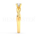 Anillo de compromiso estilo clúster, resalta un hermoso diamante forma brillante oval central y un ruedo de diamantes adicionales en forma de flor.