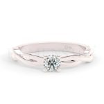 Anillo de compromiso estilo clúster, resalta un hermoso diamante forma brillante oval central y un ruedo de diamantes adicionales en forma de flor.