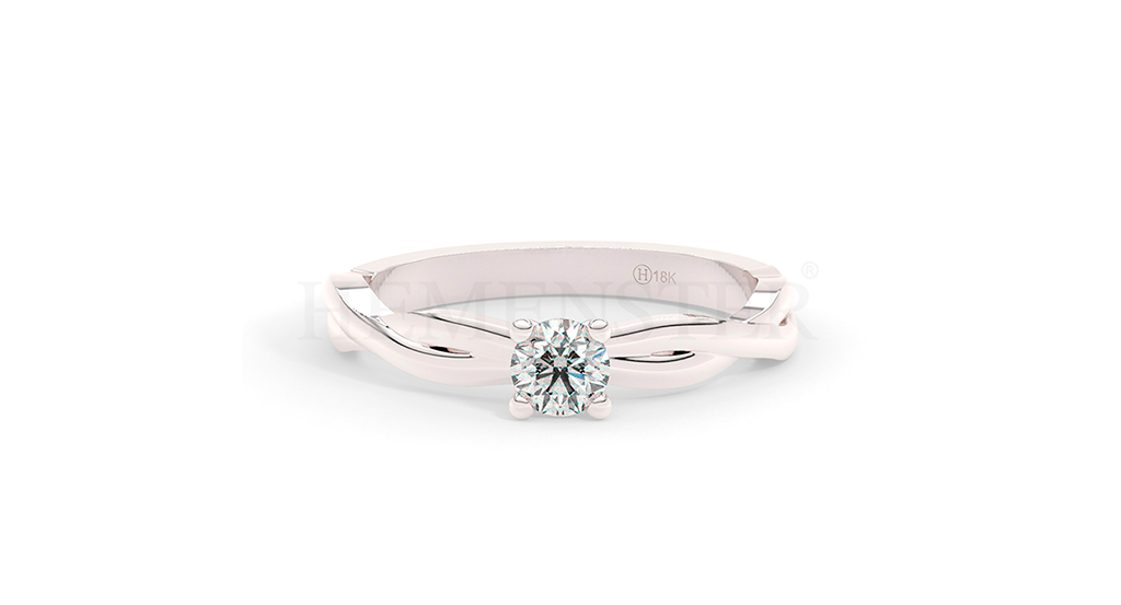 Anillo de compromiso estilo clúster, resalta un hermoso diamante forma brillante oval central y un ruedo de diamantes adicionales en forma de flor.