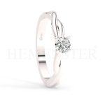 Anillo de compromiso estilo clúster, resalta un hermoso diamante forma brillante oval central y un ruedo de diamantes adicionales en forma de flor.
