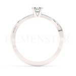 Anillo de compromiso estilo clúster, resalta un hermoso diamante forma brillante oval central y un ruedo de diamantes adicionales en forma de flor.