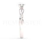 Anillo de compromiso estilo clúster, resalta un hermoso diamante forma brillante oval central y un ruedo de diamantes adicionales en forma de flor.