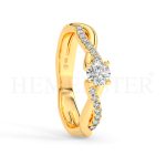 Anillo de compromiso estilo clúster, resalta un hermoso diamante forma brillante oval central y un ruedo de diamantes adicionales en forma de flor.