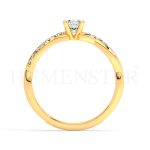 Anillo de compromiso estilo clúster, resalta un hermoso diamante forma brillante oval central y un ruedo de diamantes adicionales en forma de flor.