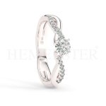 Anillo de compromiso estilo clúster, resalta un hermoso diamante forma brillante oval central y un ruedo de diamantes adicionales en forma de flor.
