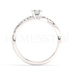 Anillo de compromiso estilo clúster, resalta un hermoso diamante forma brillante oval central y un ruedo de diamantes adicionales en forma de flor.