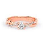 Anillo de compromiso estilo clúster, resalta un hermoso diamante forma brillante oval central y un ruedo de diamantes adicionales en forma de flor.