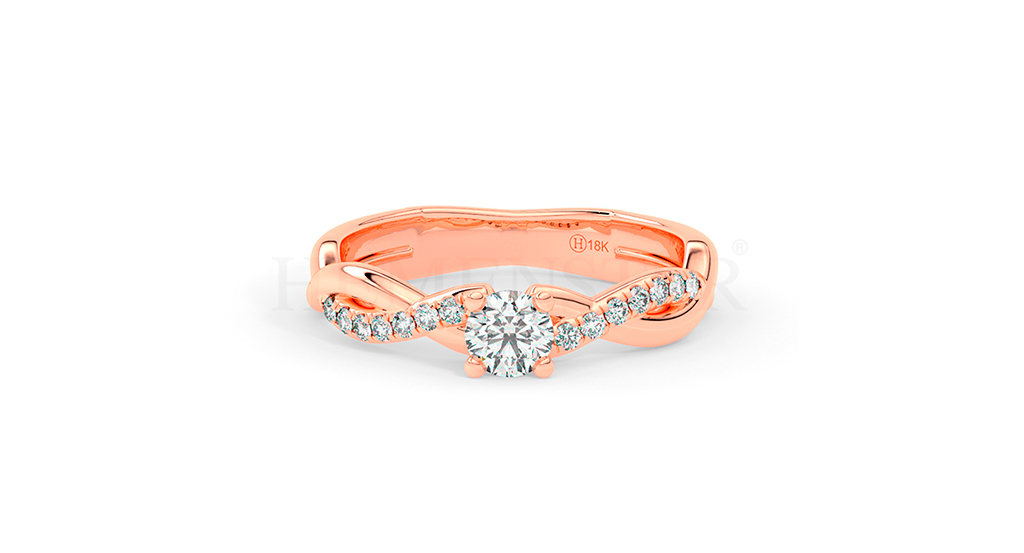 Anillo de compromiso estilo clúster, resalta un hermoso diamante forma brillante oval central y un ruedo de diamantes adicionales en forma de flor.