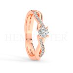 Anillo de compromiso estilo clúster, resalta un hermoso diamante forma brillante oval central y un ruedo de diamantes adicionales en forma de flor.