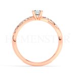Anillo de compromiso estilo clúster, resalta un hermoso diamante forma brillante oval central y un ruedo de diamantes adicionales en forma de flor.