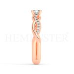Anillo de compromiso estilo clúster, resalta un hermoso diamante forma brillante oval central y un ruedo de diamantes adicionales en forma de flor.