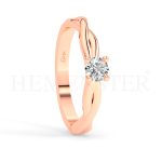 Anillo de compromiso estilo clúster, resalta un hermoso diamante forma brillante oval central y un ruedo de diamantes adicionales en forma de flor.