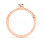 Anillo de compromiso estilo clúster, resalta un hermoso diamante forma brillante oval central y un ruedo de diamantes adicionales en forma de flor.