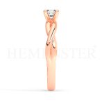 Anillo de compromiso estilo clúster, resalta un hermoso diamante forma brillante oval central y un ruedo de diamantes adicionales en forma de flor.